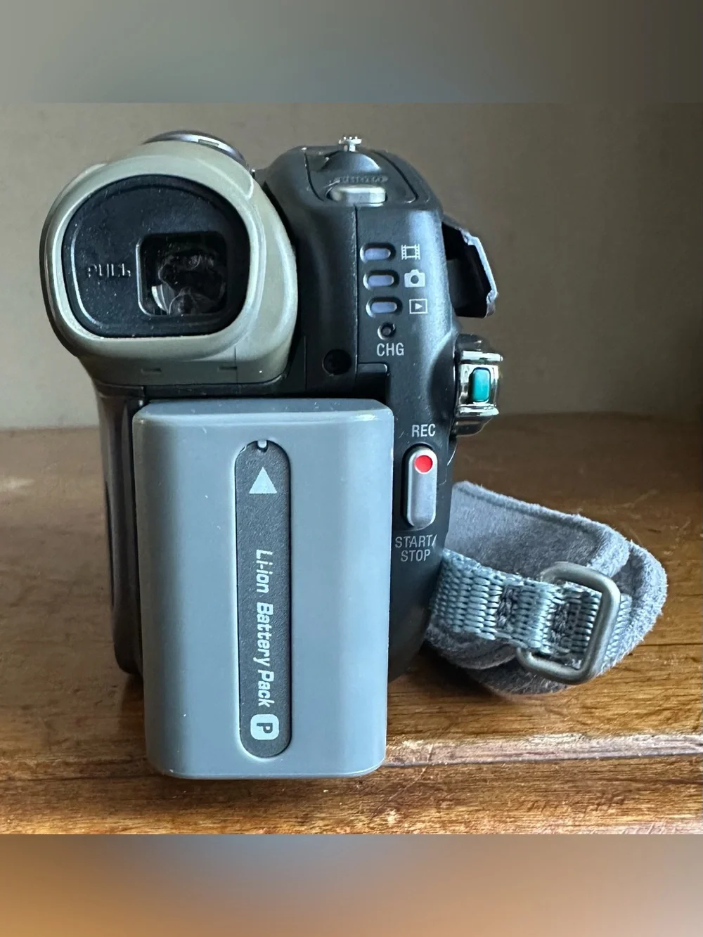 Sony DCR-DVD403 NTSC 3MP MPEG Digital Video Camera Recorder Handycam Camcorder